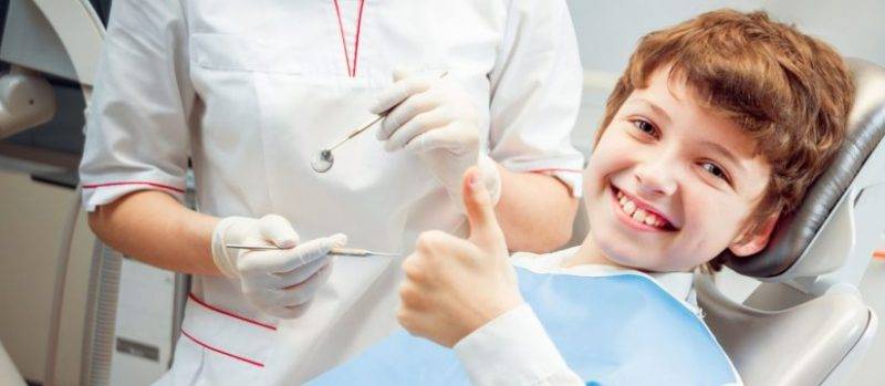 مراجعه کودک به دندانپزشک1 scaled - چه زمانی کودک باید مراجعه به دندانپزشک را شروع کند؟